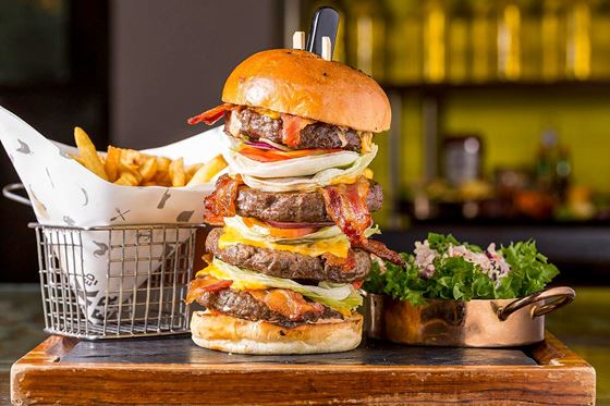 Burger Challenge at STACKed - 苏梅岛遨舍查汶度假酒店